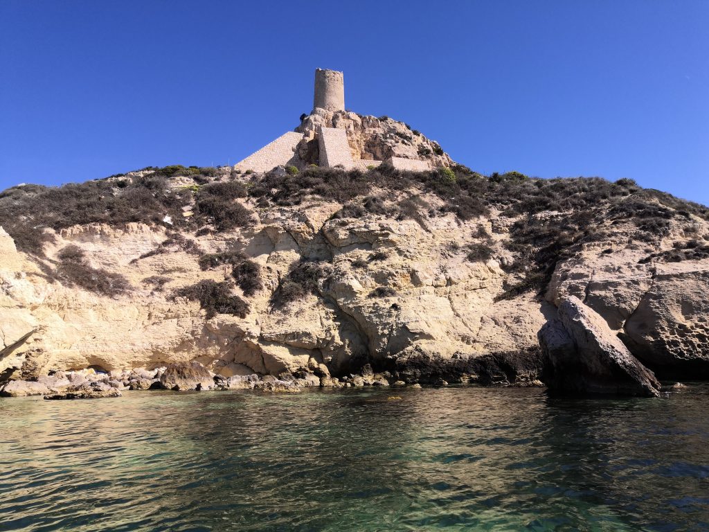 Cala Mosca en Cagliari vista desde el mar durante un tour en barco en el Golfo de los Ángeles
